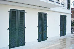 Klappladen aus Holz mit Innenöffnern